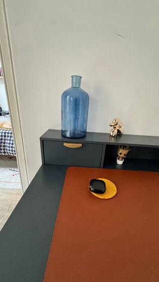 Escritorio azul Maison du Monde con detalles dorad