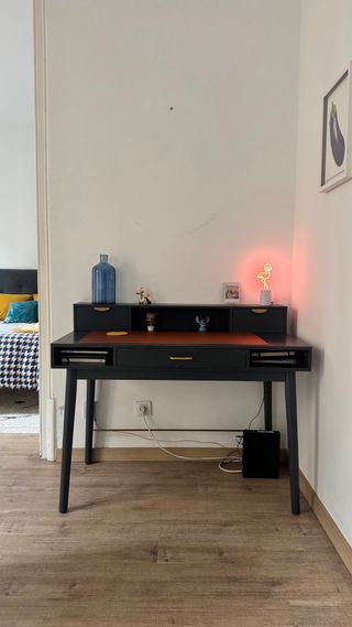 Escritorio azul Maison du Monde con detalles dorad