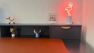 Escritorio azul Maison du Monde con detalles dorad