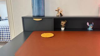 Escritorio azul Maison du Monde con detalles dorad