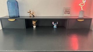 Escritorio azul Maison du Monde con detalles dorad