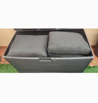 Set di poltrone e tavolo da giardino