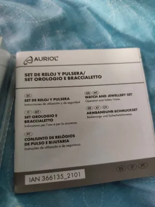 Relógio quadrado dourado e preto