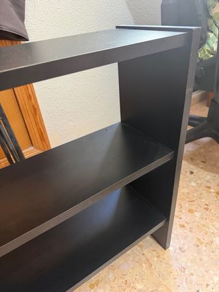Estantería negra de madera