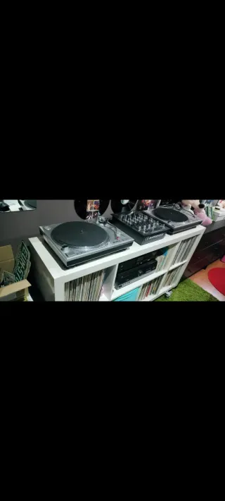 Equipo Sonido DJ con platos para discos de vinilo