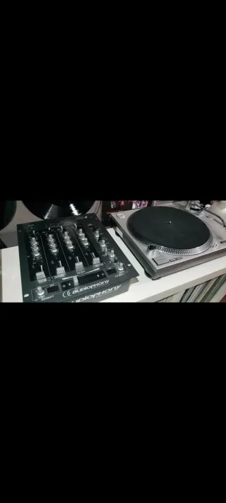 Equipo Sonido DJ con platos para discos de vinilo