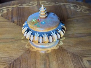 Joyero antiguo madera policromada tapa