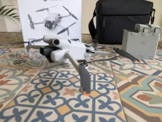 Drone DJI Mini 4 Pro con pack vuela más