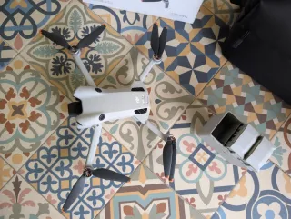 Drone DJI Mini 4 Pro con pack vuela más