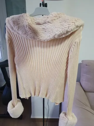 Chaqueta canalé con cuello y puños de pelo