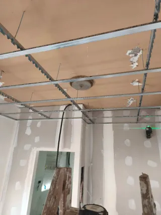 Se realizan trabajos Pladur pintura y electricidad