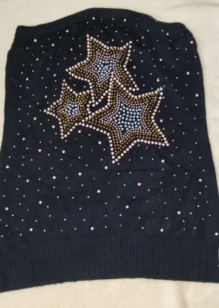 Top negro con estrellas doradas y pedrería