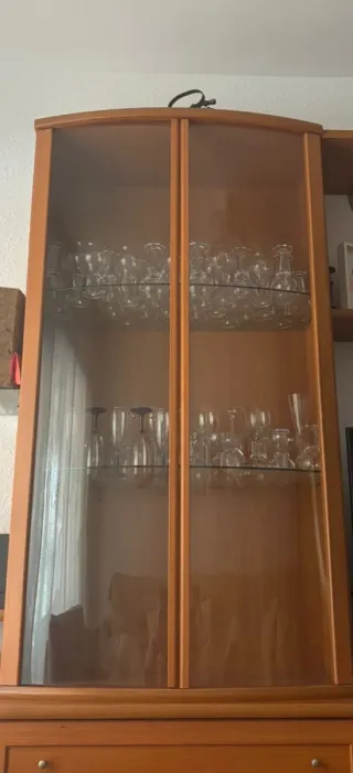 Vitrina de madera y cristal