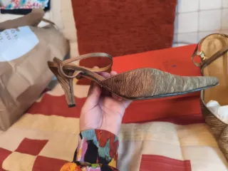 Zapatos de tacón dorados