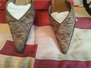 Zapatos de tacón dorados