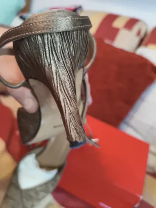 Zapatos de tacón dorados