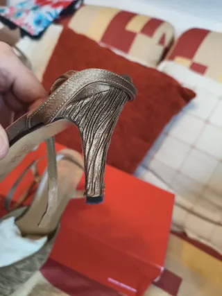 Zapatos de tacón dorados