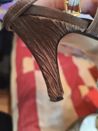 Zapatos de tacón dorados