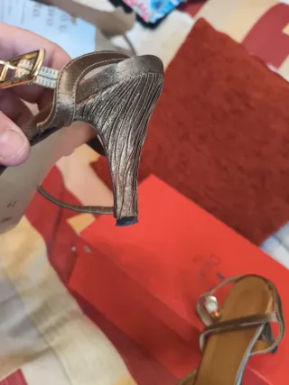 Zapatos de tacón dorados