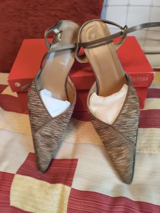 Zapatos de tacón dorados