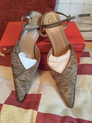 Zapatos de tacón dorados