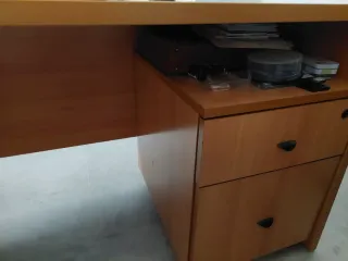 Mesa de despacho de madera