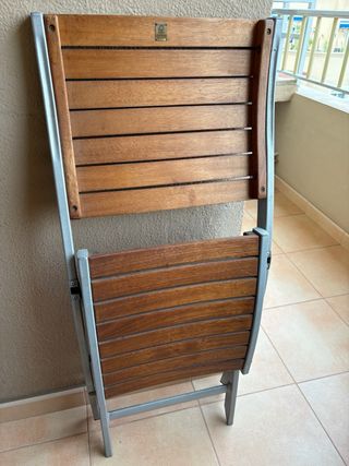 Dos Sillas plegables madera y metal.