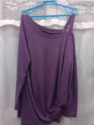 Camiseta morada de manga larga con nudo