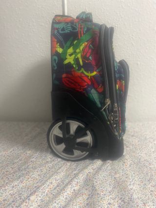 Mochila Totto con ruedas y diseño graffiti