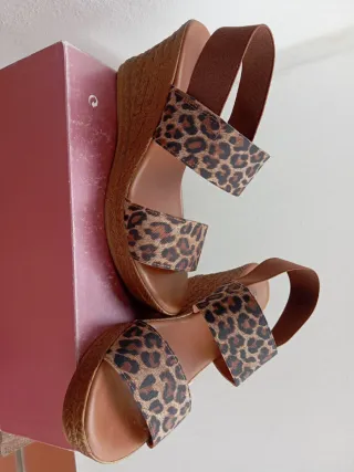 Sandalias de cuña con estampado de leopardo
