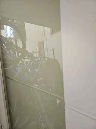 Puerta maciza acristalada