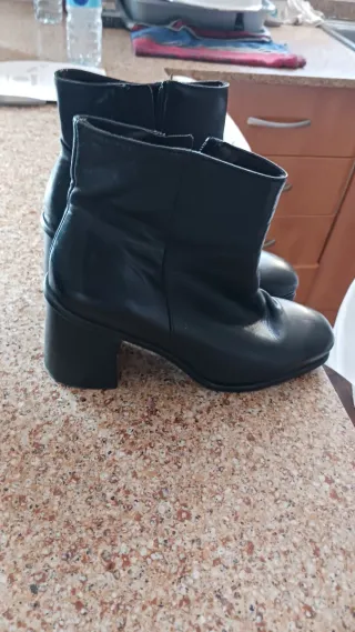 Botines y Zapatos Negros