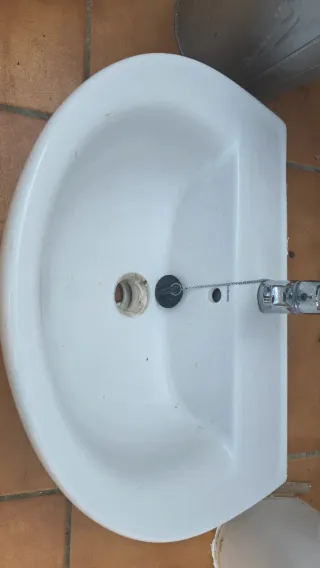 Lavabo de cerámica con pedestal y grifo