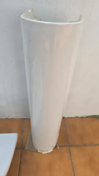 Lavabo de cerámica con pedestal y grifo