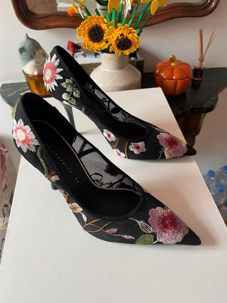 Tacchi Zara con ricamo floreale taglia 37