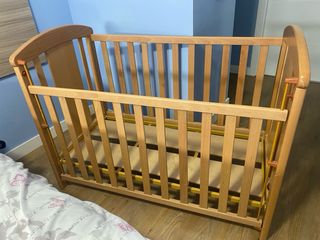 Cuna de madera para bebé