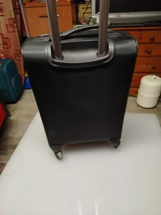 Maleta de viaje negra con ruedas