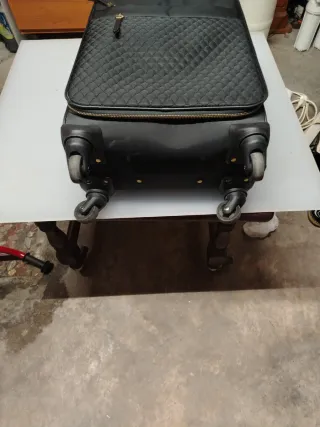 Maleta de viaje negra con ruedas