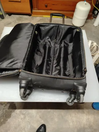 Maleta de viaje negra con ruedas