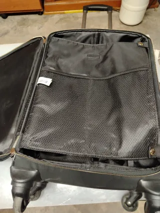 Maleta de viaje negra con ruedas