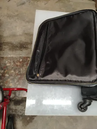 Maleta de viaje negra con ruedas