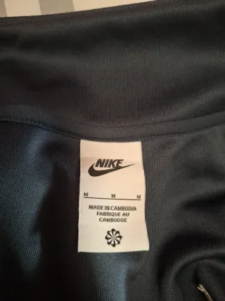 Chaqueta deportiva Nike azul y roja