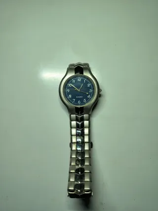 Reloj de pulsera plateado y azul