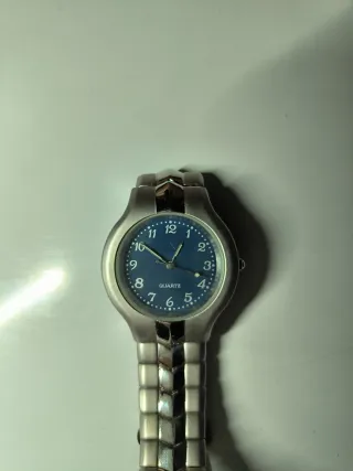 Reloj de pulsera plateado y azul