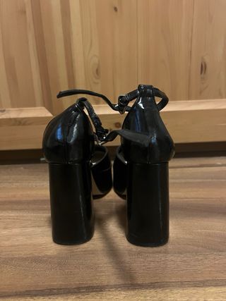 Tacchi neri con piattaforma