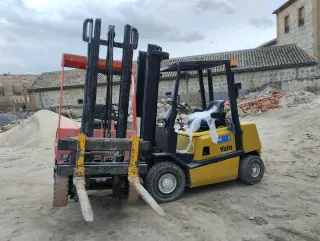Carretilla Yale 2500kg con desplazador a prueba