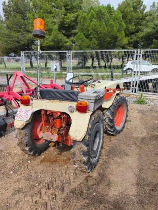Tractor con papeles ,rotovator, remolque y arado
