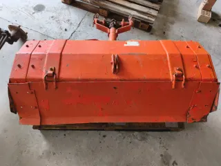 Tractor con papeles ,rotovator, remolque y arado