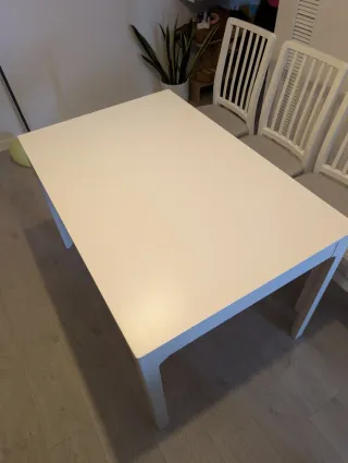 Mesa  NÄSINGE IKEA + 4 sillas blancas.