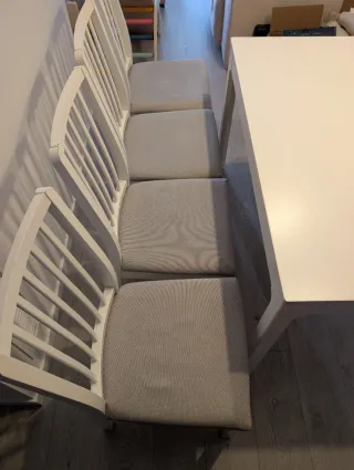 Mesa  NÄSINGE IKEA + 4 sillas blancas.